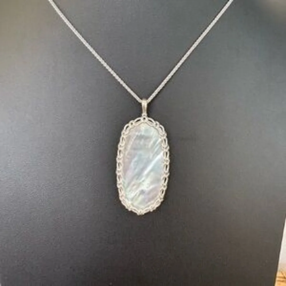 Kendra Scott Pendant Necklace - Picture 2 of 4